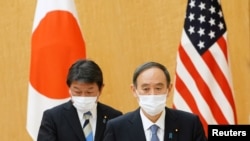 PM Jepang Yoshihide Suga dan Menlu Toshimitsu Motegi saat menghadiri pertemuan dengan Menlu AS Antony Blinken (tidak ada dalam foto) di kantor Perdana Menteri di Tokyo, Jepang, 16 Maret 2021. (Eugene Hoshiko / Pool via REUTERS)