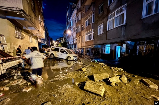 İstanbul'un bazı ilçelerinde yoğun yağış nedeniyle sel meydana geldi