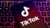 Logo de TikTok frente a un teclado de computadora.