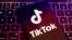Logo de TikTok frente a un teclado de computadora.