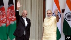 Hindiston Bosh vaziri Narendra Modi (o'ngda) Afg'oniston Prezidenti Ashraf G'ani bilan, Nyu-Dehli, Hindiston, 14-sentabr, 2016-yil.