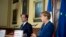 Francuski predsednik Fransoa Oland i nemačka kancelarka Angela Merkel na konferenciji za novinare u Štralzundu