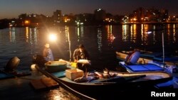 Dua nelayan Palestina di ata perahu mereka di pantai kota Gaza (foto: ilustrasi). 