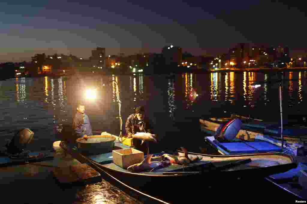 غزہ شہر میں مچھلی فروش سمندر سے پکڑی جانے والی مچھلیاں فروخت کررہے ہیں.