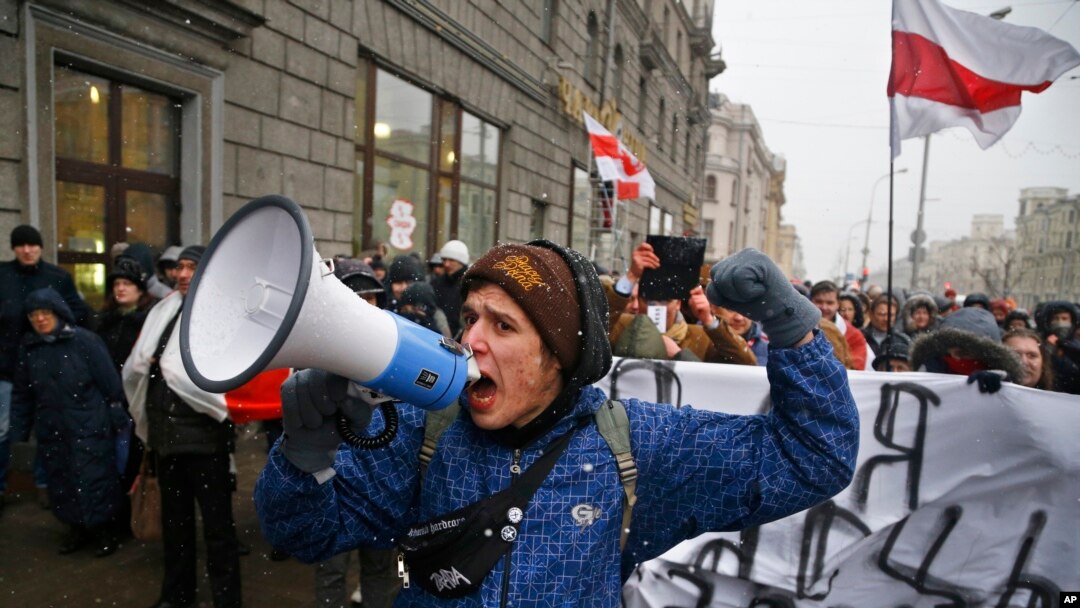 Warga Belarusia meneriakkan slogan untuk memberikan dukungan bagi para pedagang di pusat kota Minsk, Belarus (28/2).