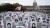 Ekshibisi menampilkan foto-foto tahanan politik yang digelar oleh People's Mujahedin Organization of Iran di Esplanade des Invalides, Paris, Perancis, 29 Oktober 2019. (Foto: Reuters) 