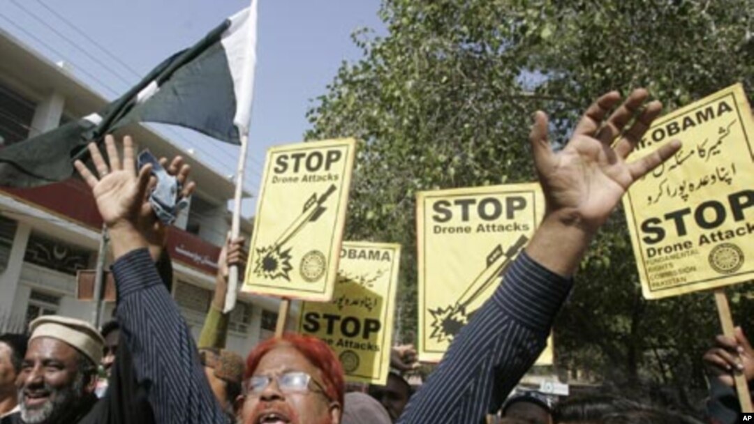 پاکستان کی ایک انسانی حقوق کی تنظیم کے ارکان پاکستان میں ڈرون حملوں کے خلاف احتجاج کررہے ہیں۔