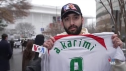 یک ایرانی با پیراهن علی کریمی در محل قرعه‌کشی جام جهانی: این تیم ملی فوتبال ایران را دوست ندارم