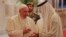 ပုပ်ရဟန်းမင်းကြီး ကို  အိမ်ရှေ့မင်းသား Sheikh Mohammed bin Zayed Al ကြိုဆို