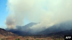 La fumée depuis le mont Chaambi lors d’une opération aérienne des forces tunisiennes contre des militants islamistes, près de la frontière algérienne, le 2 août 2013.