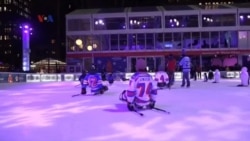 Olahraga Seluncur Hoki Es Untuk Anak Muda Disabilitas