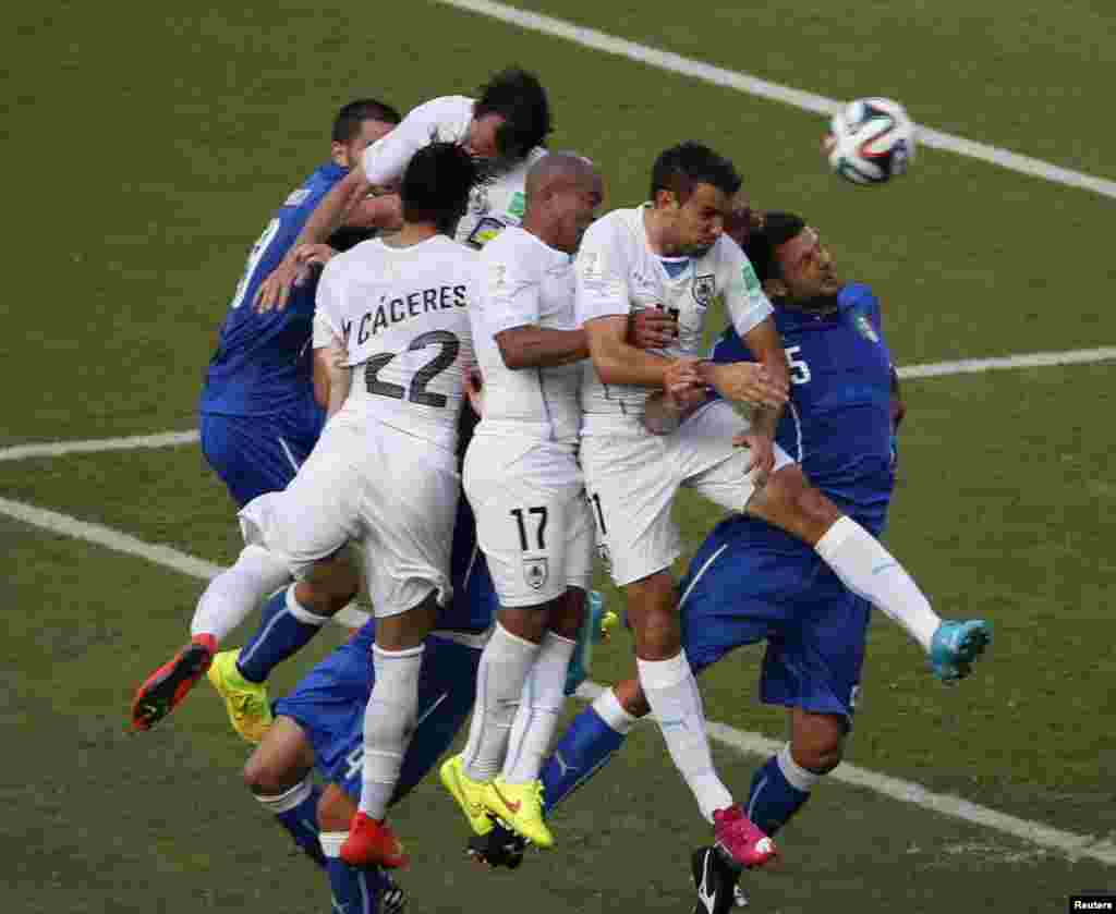 یوروگوئے کے کھلاڑی اور اٹلی کے کھلاڑی ایک دوسرے کے مدّمقابل