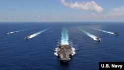 Keştîya firokhilgir Abraham Lincoln û hejmarek keştîyên pê re 