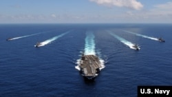 کەشتی فڕۆکە هەڵگری ئەبراهم لینکن لەگەڵ ژمارەیەک لە کەشتی یاوەری