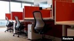 ARHIVA: Prazne kancelarijske kabine u korporaciji FMC u Filadelfiji u Pensilvaniji, 14. juna 2021. 