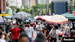 Personas caminan en el bulevar Sabana Grande en Caracas, el 1 de octubre del 2021.