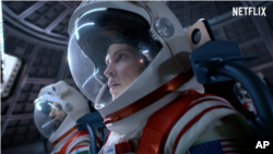 Aktris peraih dua piala Oscar, Hilary Swank, membintangi serial fiksi ilmiah terbaru Netflix berjudul “Away”. (foto: AP)