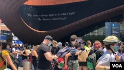 Sejumlah anak dan orang tua mereka mengikuti demo menentang ketidaksetaraan ras di Brooklyn, New York, 9 Juni 2020. (Margaret Besheer/VOA)