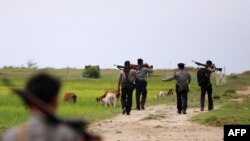 Tentara bersenjata Myanmar berpatroli di wilayah Maungdaw, utara negara bagian Rakhine di Myanmar, 7 September 2017. (Foto: dok).