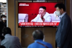 지난달 한국 서울역에 설치된 TV에서 김정은 북한 국무위원장이 한국 공무원이 북한군 총격에 살해된 사건에 대해 한국 측에 공식 사과한 소식이 나오고 있다.