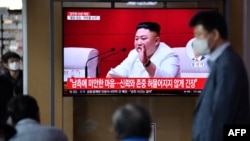 지난 9월 한국 서울역에 설치된 TV에서 김정은 북한 국무위원장이 한국 공무원 피격 사건에 대해 사과한 소식이 나오고 있