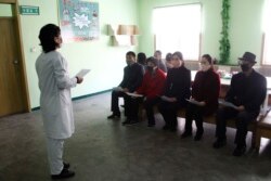4월 1일 북한 평양의 인민병원에서 간호사가 시민들에게 신종 코로나바이러스 감염증(COVID-19)에 대해 설명하고 있다.