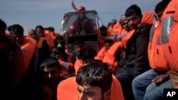 Para migran diselamatkan dari perahu kapal oleh anggota LSM Proactiva Open Arms, di Laut Tengah, sekitar 56 mil sebelah utara Sabratha, Libya, 6 April 2017. Karena jalur penyelundupan ke Yunani ditutup, maka Libya menjadi pilihan.