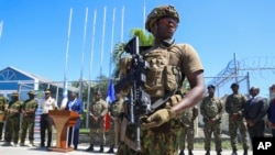 Foto Achiv: Yon polisye Kenyan ki fe pati fos miltinasyonal LONU apiye pou Ayiti a kanpe sou pis aterisaj ayewopo Toussaint Louverture la nan Potoprens, 18 Oktob, 2024. 