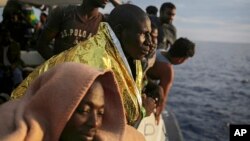 Des migrants à bord d'un navire de l'ONG espagnole ProActiva Open Arms mettant le cap sur la côte italienne en mer Méditerranée, un jour après avoir été secourus au large des côtes libyennes, le 7 septembre 2017.