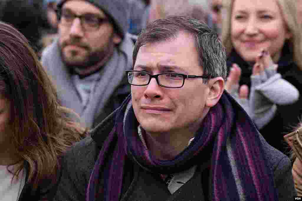 一名聆听奥巴马总统就职演说的观众深受感动，潸然泪下。（美国之音常晓拍摄）