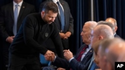 El presidente Joe Biden estrecha la mano del presidente de Ucrania, Volodymyr Zelenskyy, durante el lanzamiento de una Declaración Conjunta de Apoyo a la Recuperación y Reconstrucción de Ucrania, el miércoles 25 de septiembre de 2024, en Nueva York. (Foto AP/Manuel Balce Ceneta)