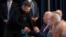 El presidente Joe Biden estrecha la mano del presidente de Ucrania, Volodymyr Zelenskyy, durante el lanzamiento de una Declaración Conjunta de Apoyo a la Recuperación y Reconstrucción de Ucrania, el miércoles 25 de septiembre de 2024, en Nueva York. (Foto AP/Manuel Balce Ceneta)