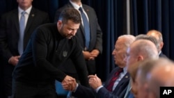 Predsjednik Joe Biden rukuje se s ukrajinskim predsjednikom Volodimirom Zelenskim tokom objavljivanja deklaracije o podršci oporavku i rekonstrukciji Ukrajine, New York, 25. septembar 2024. (AP Photo/Manuel Balce Ceneta)