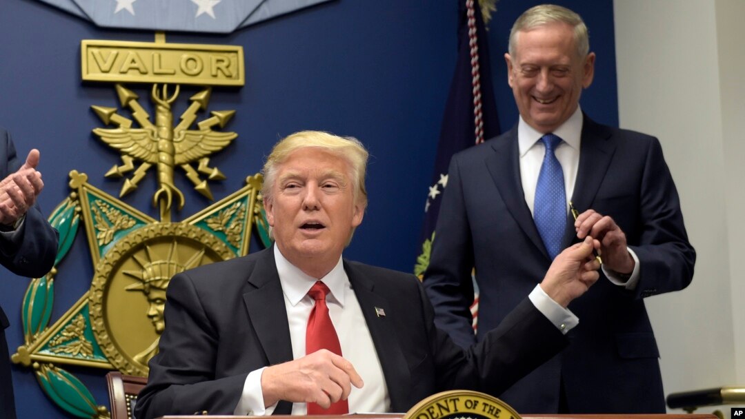 Presiden AS Donald Trump dan Menhan AS Jim Mattis di Pentagon (foto: dok). Rencana anggaran pertama Trump menjadikan anggaran pertahanan sebagai prioritas nomor satu dengan peningkatan sebesar 54 miliar dolar.