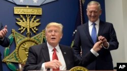 Presiden AS Donald Trump dan Menhan AS Jim Mattis di Pentagon (foto: dok). Rencana anggaran pertama Trump menjadikan anggaran pertahanan sebagai prioritas nomor satu dengan peningkatan sebesar 54 miliar dolar.