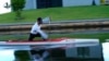 El remero Fernando Dayan Jorge rema en su canoa durante una sesión de entrenamiento antes de los Juegos Olímpicos de París 2024, el miércoles 26 de junio de 2024, en Cape Coral, Florida.