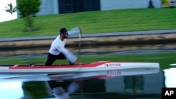 El remero Fernando Dayan Jorge rema en su canoa durante una sesión de entrenamiento antes de los Juegos Olímpicos de París 2024, el miércoles 26 de junio de 2024, en Cape Coral, Florida.