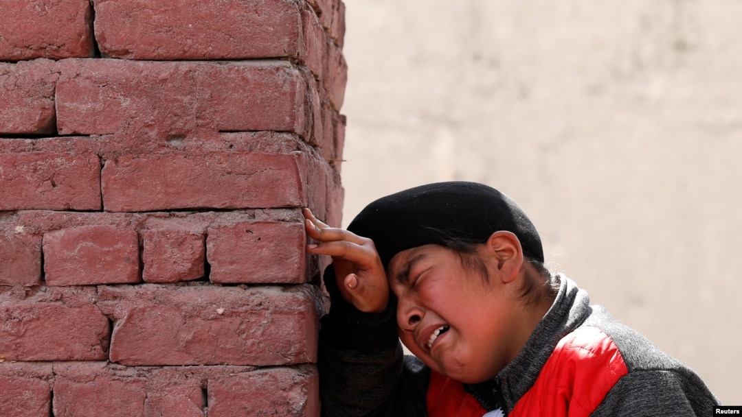 Seorang anak laki-laki Sikh Afghanistan berduka atas para korban yang tewas dalam serangan di kompleks keagamaan Sikh saat pemakaman di Kabul, Afghanistan, 26 Maret 2020. (Foto: Reuters)