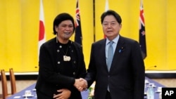 Menteri Luar Negeri Selandia Baru Nanaia Mahuta (kiri) berjabat tangan dengan Menteri Luar Negeri Jepang Yoshimasa Hayashi dalam pertemuan di Tokyo, pada 27 Februari 2023. (Foto: AP/Eugene Hoshiko)