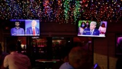 Votuesit në Tampa, Florida ndjekin në dy ekrane televizive, Presidentin Trump dhe rivalin e tij demokrat Biden, të cilën zhvilluan aktivitete televizive me pyetje-përgjigje në të njëjtën kohë.