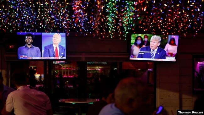 Votuesit në Tampa, Florida ndjekin në dy ekrane televizive, Presidentin Trump dhe rivalin e tij demokrat Biden, të cilën zhvilluan aktivitete televizive me pyetje-përgjigje në të njëjtën kohë.