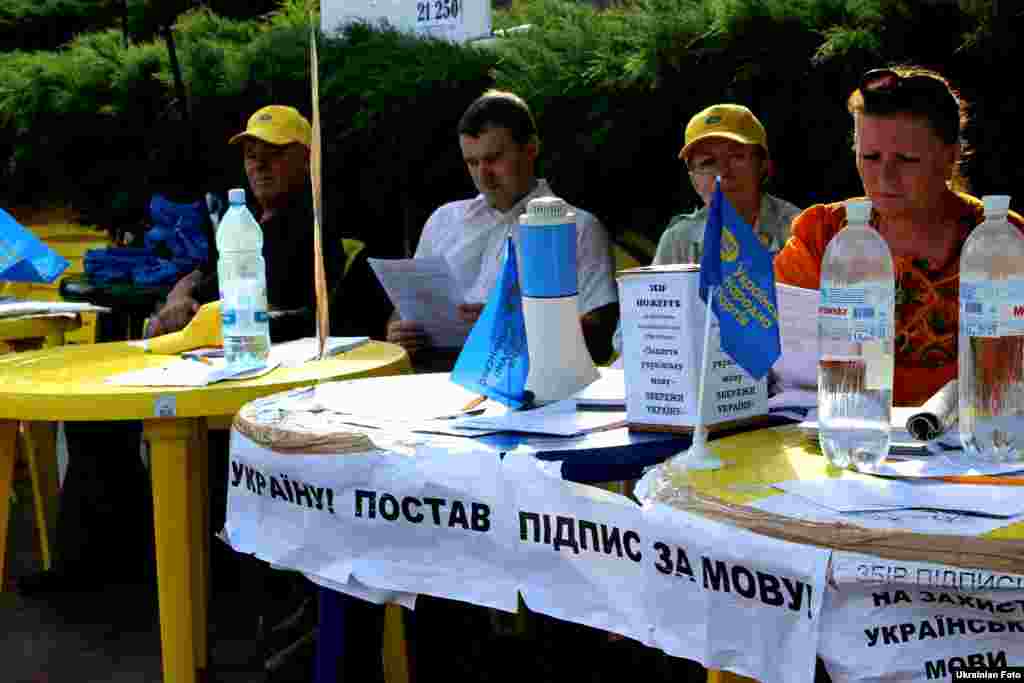 Своєрідне містечко, яке розкинулося на сходах Українського Дому, має чітку організацію – є кухня, є місце, куди закликають добровольців приносити їжу та воду, є комп’ютери з доступом до мережі Інтернет з яких деякі учасники ведуть свої блоги т