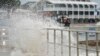 Las olas impulsadas por los vientos de la tormenta tropical Debby rompen sobre el malecón en Cedar Key, Florida, el 4 de agosto de 2024.