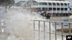 Las olas impulsadas por los vientos de la tormenta tropical Debby rompen sobre el malecón en Cedar Key, Florida, el 4 de agosto de 2024.