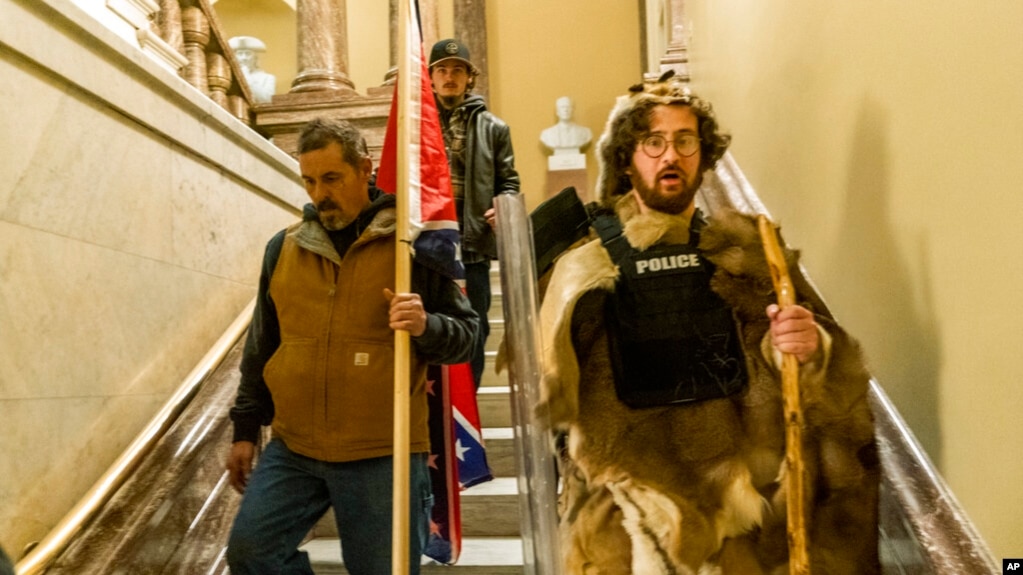 资料照片：冲进了国会山的特朗普总统的支持者走下参议院会议厅外的楼梯。(2021年1月6日)(photo:VOA)