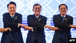 韩国总统尹锡悦（左）和日本首相石破茂（中）参加在老挝首都万象举行的东南亚国家联盟（ASEAN）会议。