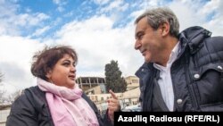 La periodista Khadija Ismayilova y su abogado Elton Guliyev. 