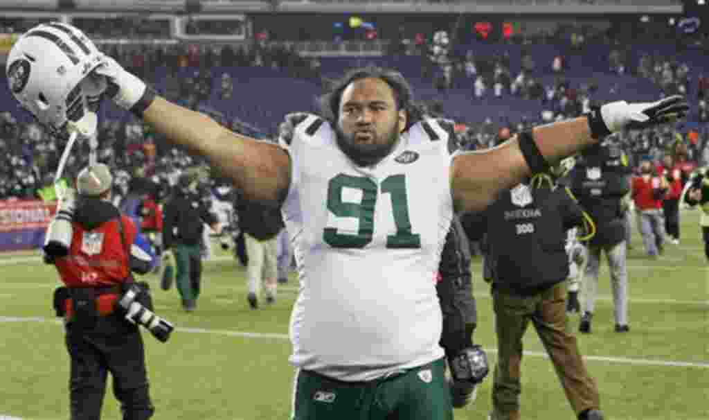 Sione Pouha, Defensor de los New York Jets, celebra luego de la victoria de su equipo ante los New Englands Patriots.