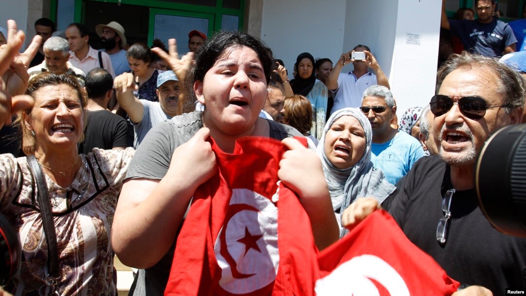Balkis (tengah), puteri Mohamed Brahmi, tokoh oposisi Tunisia yang dibunuh, menangisi kematian ayahnya di Tunis (25/7). 