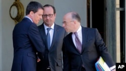 Thủ tướng Pháp Manuel Vall, Bộ trưởng Nội vụ Bernard Cazeneuve (phải) rời khỏi điện Elysee ở Paris sau một cuộc họp nội các. Bộ trưởng Nội vụ Bernard Cazeneuve cho biết cảnh sát đã bắt giữ một sinh viên khoa Kỹ thuật Thông tin 24 tuổi người Pháp gốc Algeria bị nghi là một phần tử Hồi giáo cực đoan. 